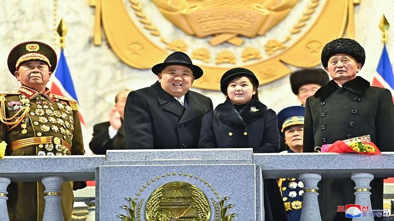 القائد المحترم كيم جونغ وون في منصة الرئاسة للساحة