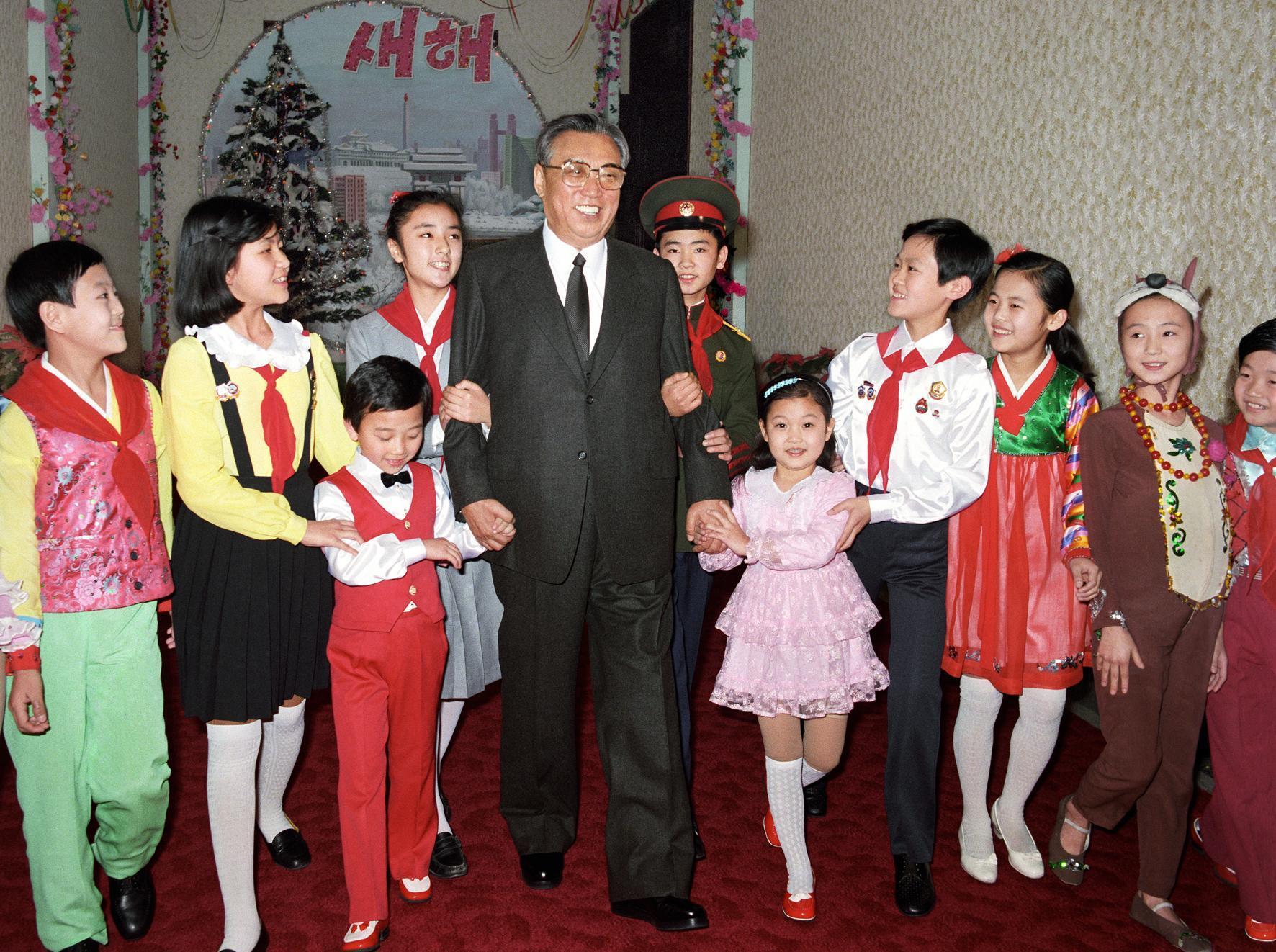  الرئيس كيم إيل سونغ والأطفال