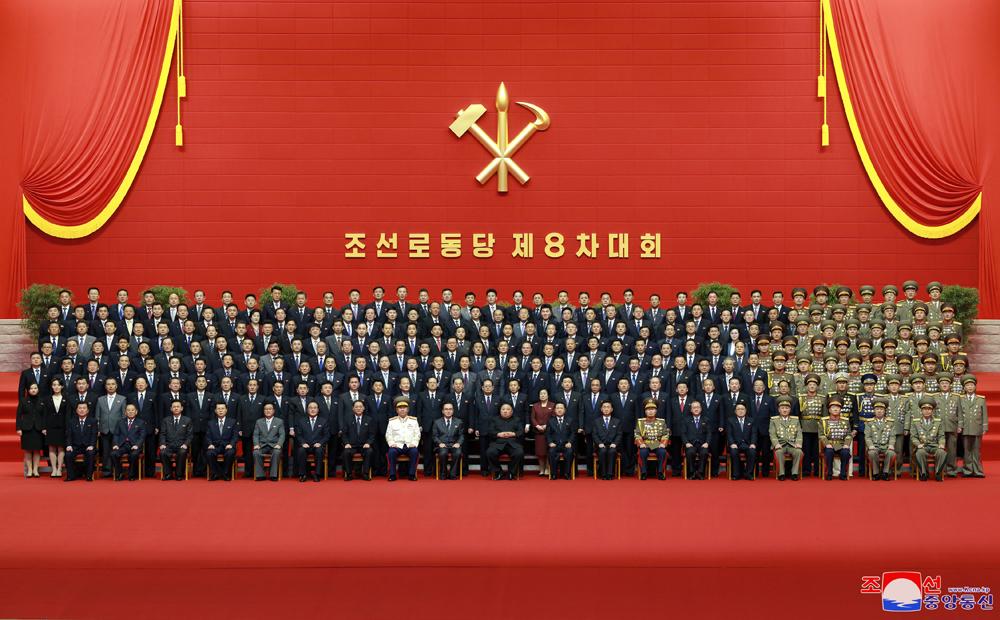 صورة التذكارية للقائد الأعلى كيم جونغ وون مع أعضاء
