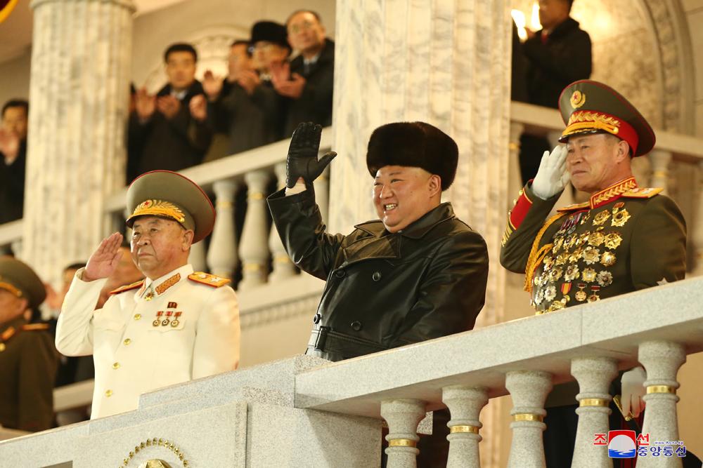 حضر القائد الاعلي كيم جونغ وون العرض العسكري المهي